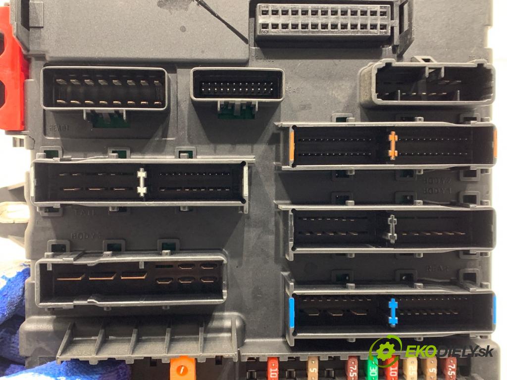 OPEL VECTRA C sedan 2006 114 kW 2.2 DGi (F69) 2198 modul BSI 13205777 (Pojistková skříňka)