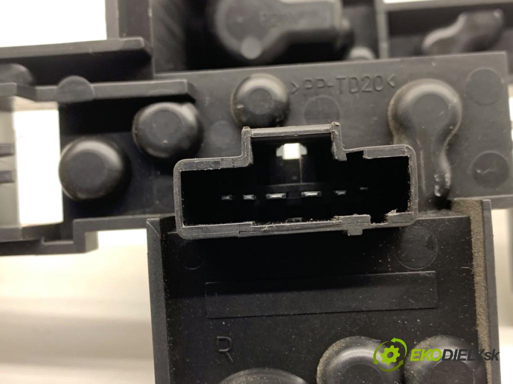 RENAULT LAGUNA III Kombi 2009 110 kW 2.0 dCi (KT01, KT08, KT09, KT0K, KT12, KT1D, KT1W) 1995 vložka svetla pravý zadní část