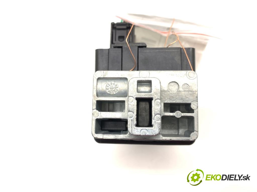 RENAULT LAGUNA III Kombi 2009 110 kW 2.0 dCi (KT01, KT08, KT09, KT0K, KT12, KT1D, KT1W) 1995 blokáda volantu 8200604932 (Riadenie ostatné)