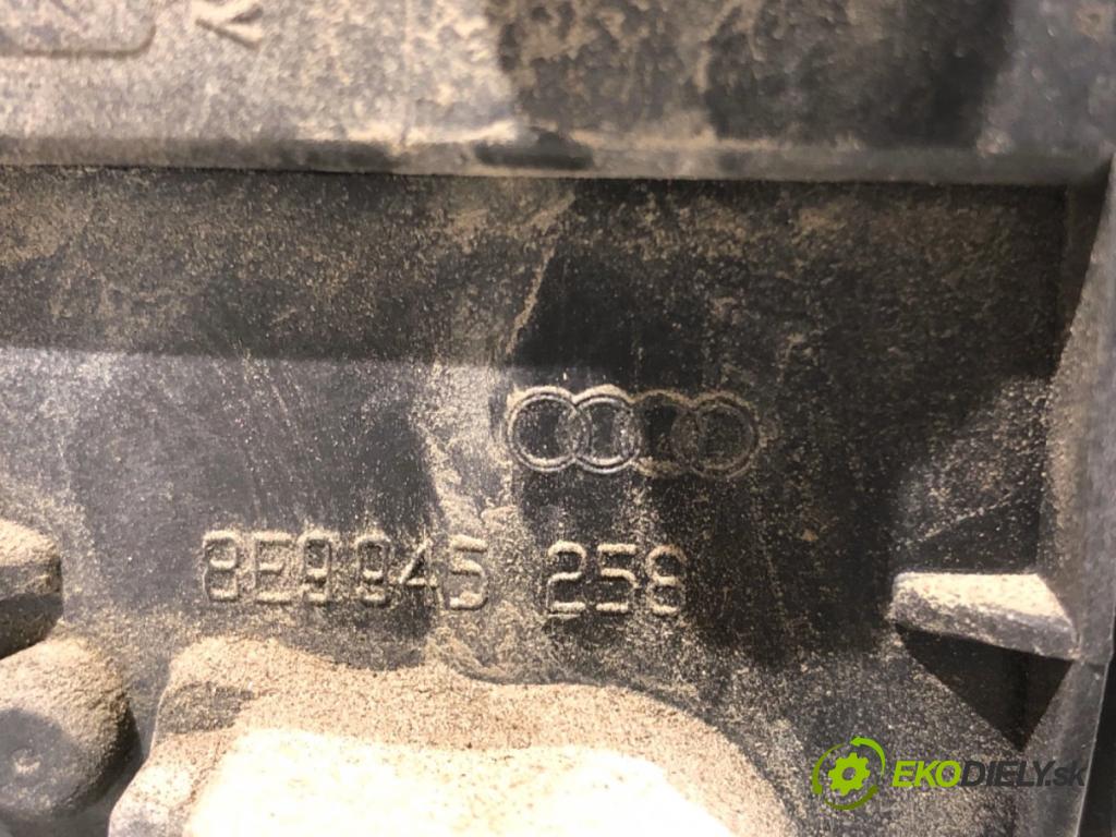 AUDI A4 B6 Kombi 2004 96 kW 1.9 TDI 1896 světlo pravý zadní část