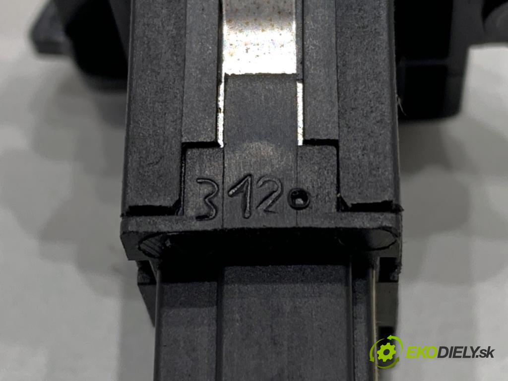 AUDI A2 liftback 2003 55 kW 1.4 TDI 1422 Spínač svetiel výstražných (núdzových)  (Prepínacie páčky pod volantom)