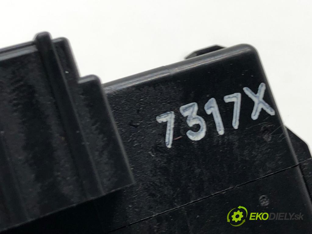 SUZUKI SWIFT III liftback 2007 68 kW 1.3 (RS 413) 1328 Prepínač stieračov  (Prepínacie páčky pod volantom)