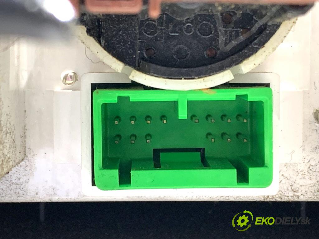 SUZUKI SWIFT III liftback 2007 68 kW 1.3 (RS 413) 1328 Panel ovládania kúrenia  (Prepínacie páčky pod volantom)