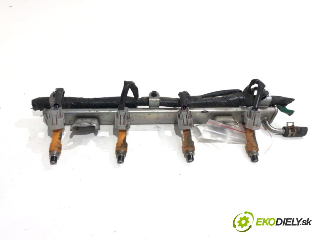 SUZUKI SWIFT III liftback 2007 68 kW 1.3 (RS 413) 1328 Lišta vstrekovacia  (Vstrekovacia lišta)
