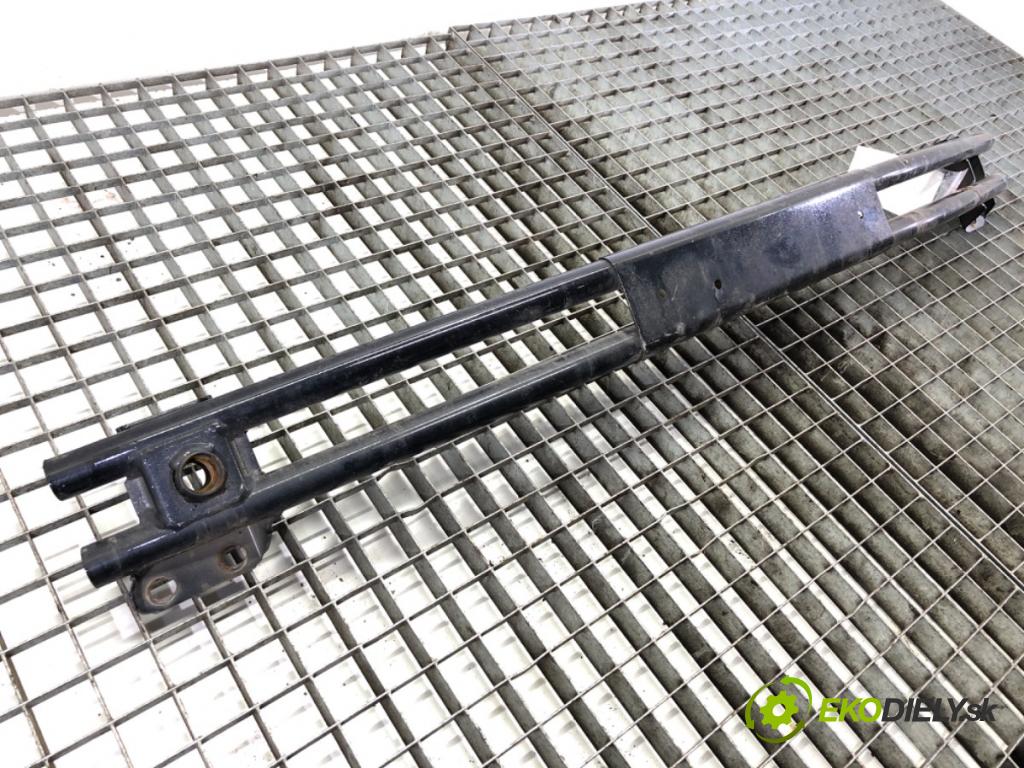 SUZUKI SWIFT III liftback 2007 68 kW 1.3 (RS 413) 1328 výztuha nárazníka přední část  (Přední výztuha)