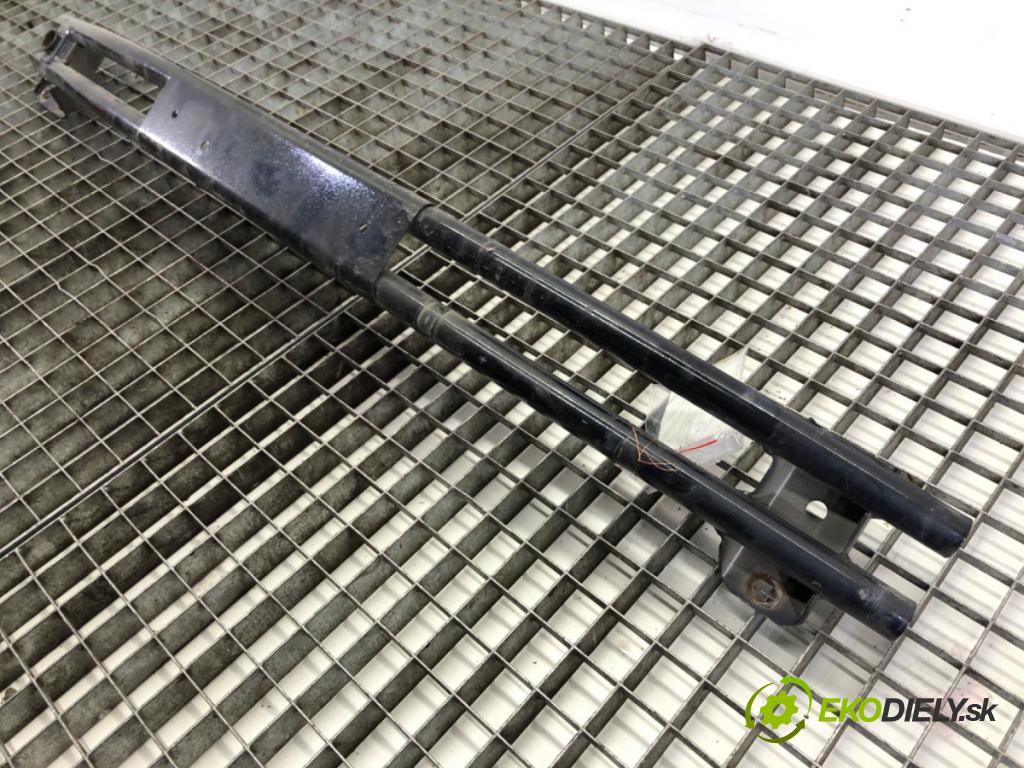 SUZUKI SWIFT III liftback 2007 68 kW 1.3 (RS 413) 1328 výztuha nárazníka přední část  (Přední výztuha)