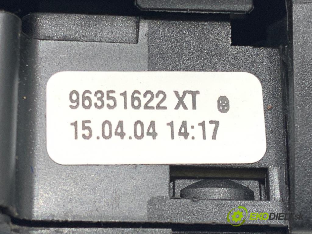 PEUGEOT 307 liftback 2004 80 kW 1.6 16V 1587 Prepínač okien 96351622XT (Prepínacie páčky pod volantom)