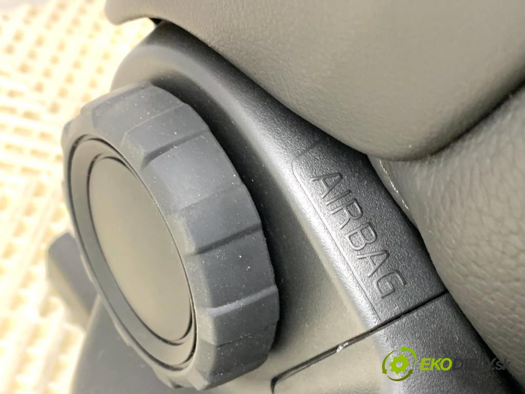 VOLVO V90 II Kombi 2018 110 kW D3 1969 Sedadlo pravy predný