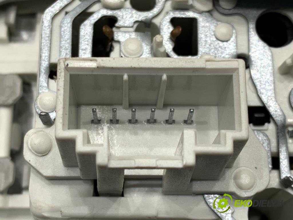 VW GOLF V Kombi 2007 77 kW 1.9 TDI 1896 světlo stropní