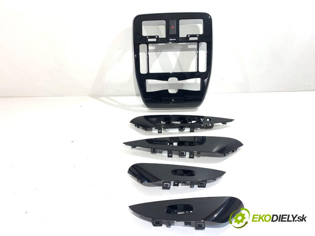 NISSAN LEAF ZE0 liftback 2013 80 kW Electric  lišty kryt 682603NA0A 809603NA0A (Lišta)