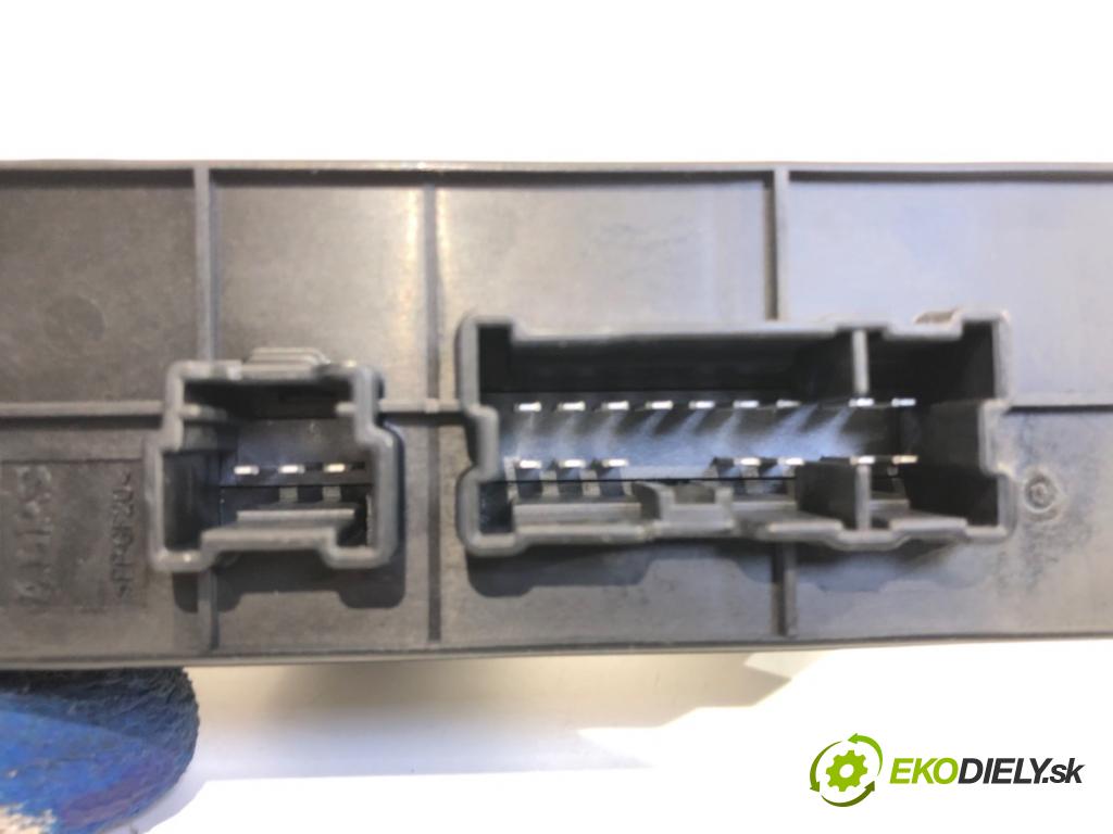 NISSAN LEAF ZE0 liftback 2013 80 kW Electric  Prepínač okien 254013NA0B (Prepínacie páčky pod volantom)