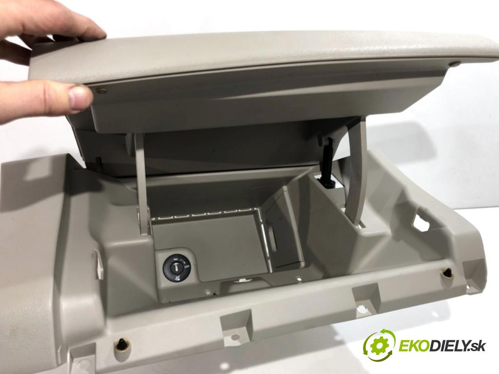 NISSAN LEAF ZE0 liftback 2013 80 kW Electric  Priehradka, kastlík spolujazdca  (Priehradka (kastlík))