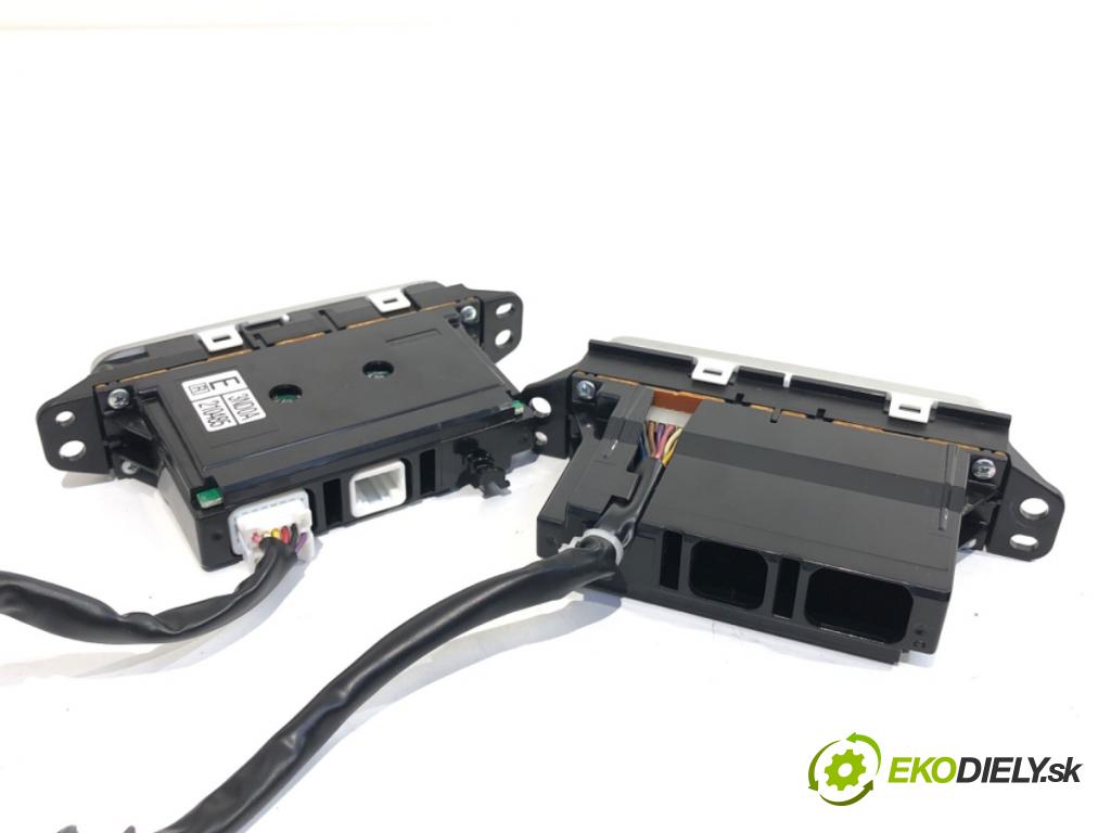 NISSAN LEAF ZE0 liftback 2013 80 kW Electric  Panel SPÍNAČE: ovládania radia 3ND0A210485
