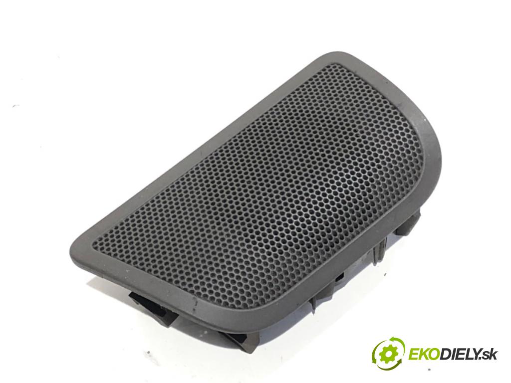AUDI A4 B6 Kombi 2003 132 kW 2.5 TDI quattro 2496 reproduktory 8E0035411 8E0035399