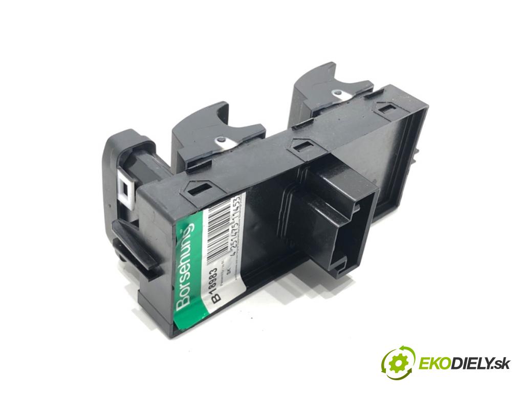 SKODA FABIA III Kombi 2018 55 kW 1.0 999 Prepínač okien  (Prepínacie páčky pod volantom)