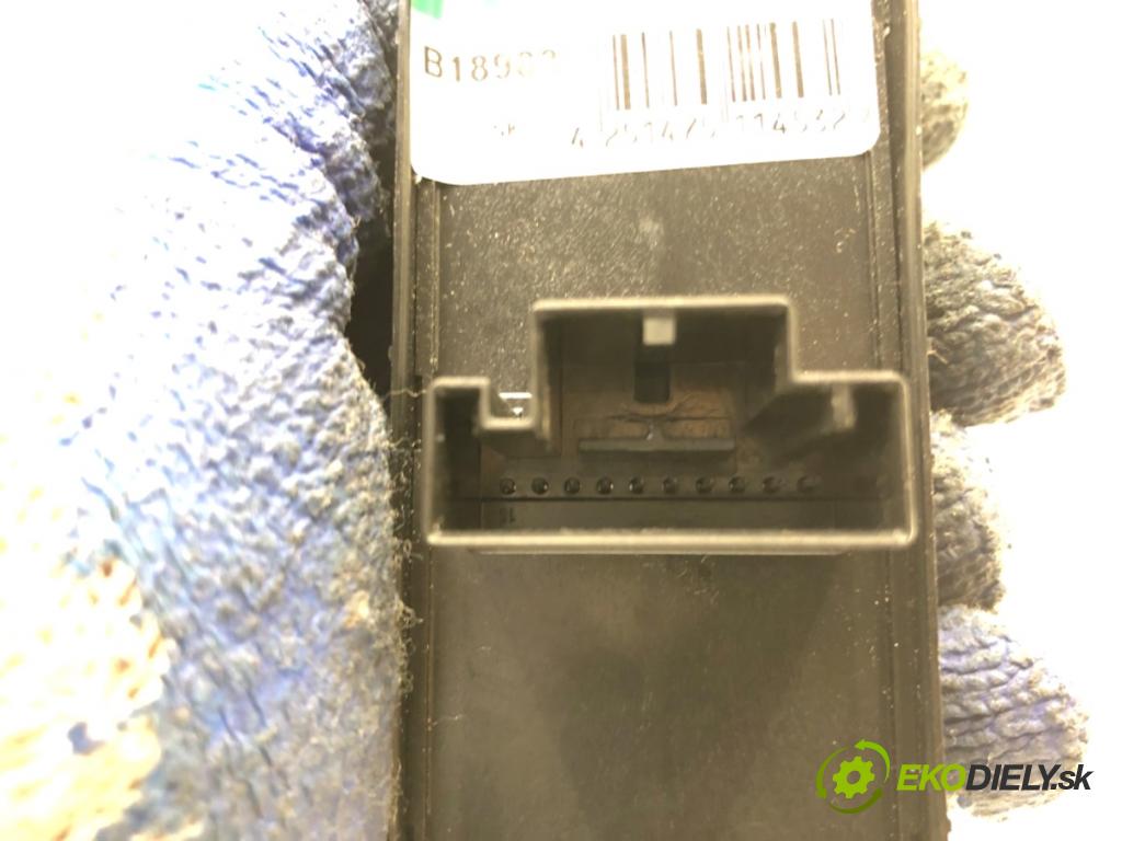 SKODA FABIA III Kombi 2018 55 kW 1.0 999 Prepínač okien  (Prepínacie páčky pod volantom)