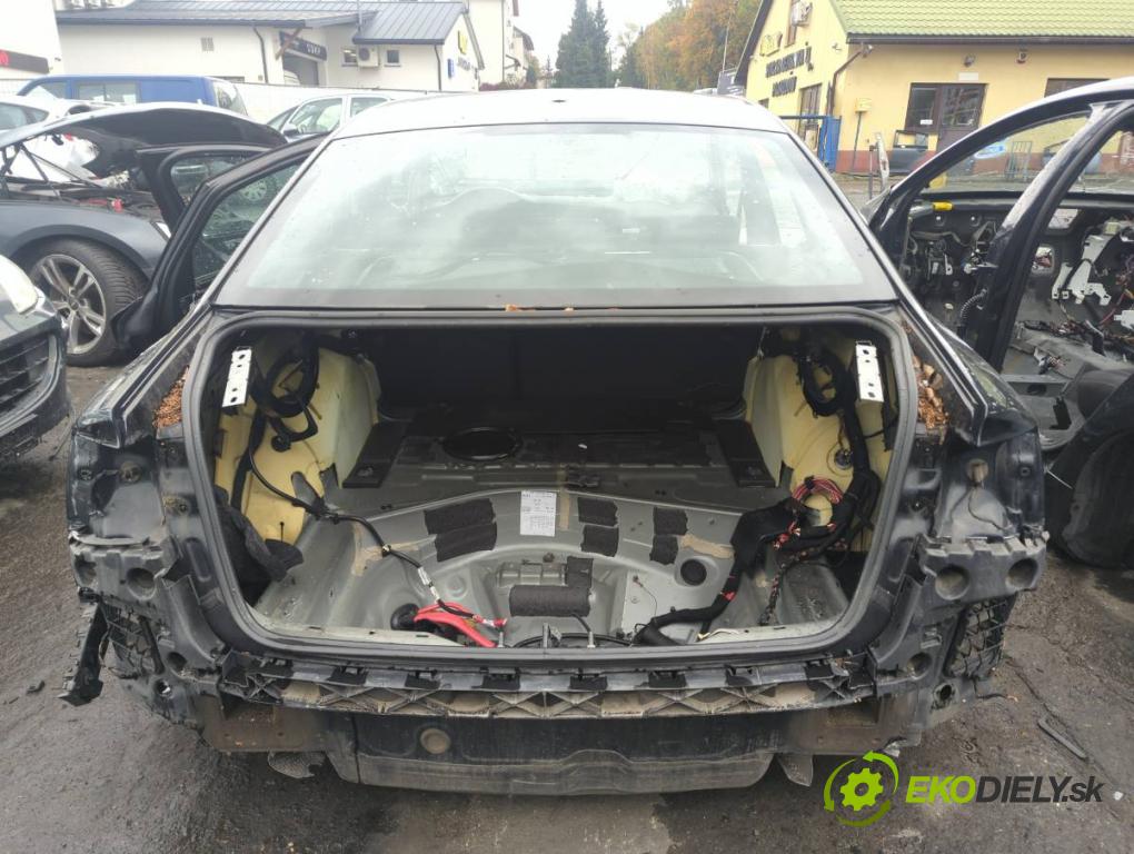 AUDI A6 C7 sedan 2013 150 kW 3.0 TDI quattro 2967 KAROSERIA ČTVRŤÁK blatník zadní část levý pravý práh střecha PODŁUŻNICA levý pravý