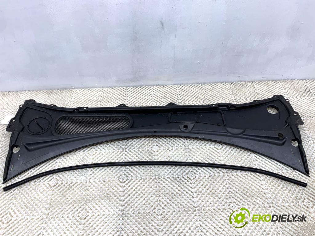 VOLVO V90 II Kombi 2018 110 kW D3 1969 torpédo plast pod čelní okno 31402275 (Plast pod čelním sklem)