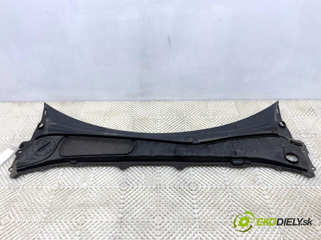 VOLVO V90 II Kombi 2018 110 kW D3 1969 torpédo plast pod čelní okno 31402275 (Plast pod čelním sklem)