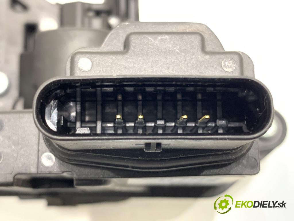 VOLVO V90 II Kombi 2018 110 kW D3 1969 zámok dveře pravý přední část 31440998