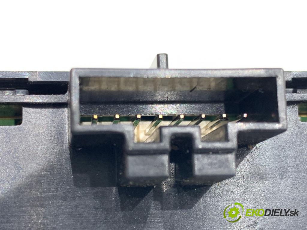 VOLVO V90 II Kombi 2018 110 kW D3 1969 Prepínač otvárania dverí P31443495 (Prepínacie páčky pod volantom)