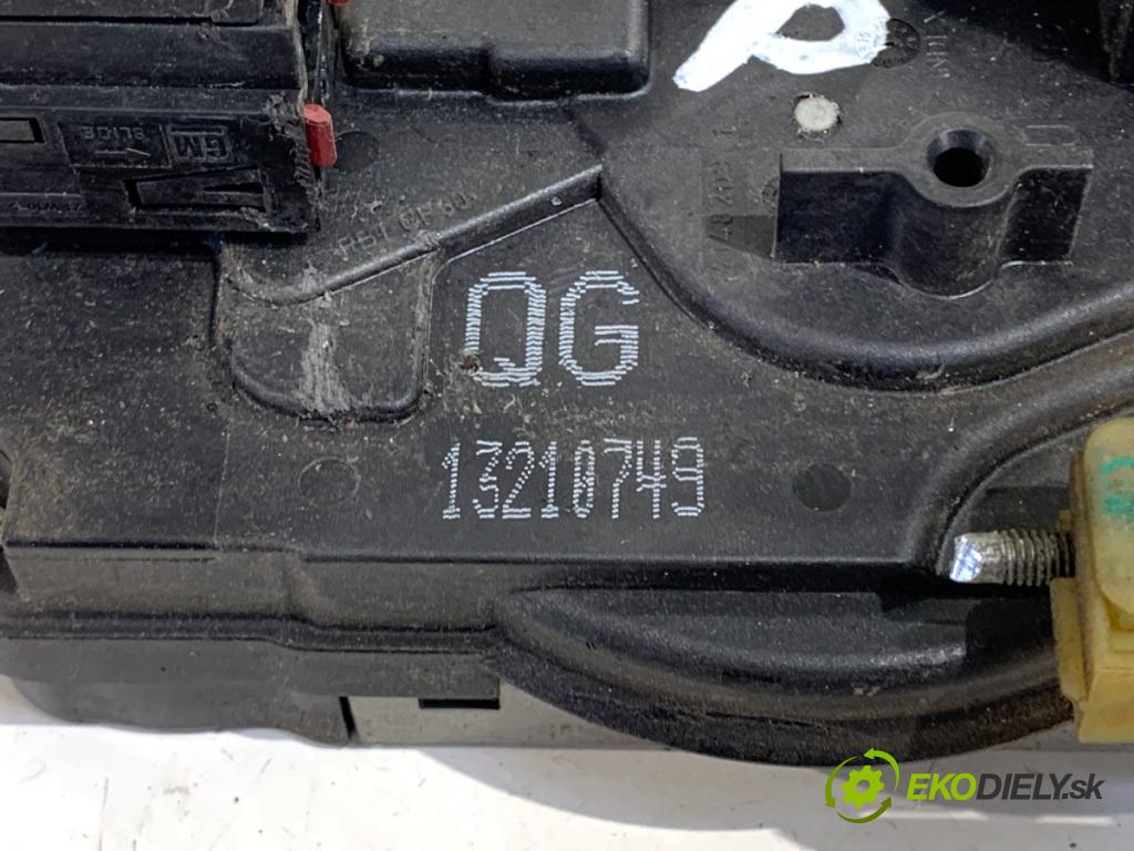 OPEL ASTRA H liftback 2004 66 kW 1.4 (L48) 1364 zámok Dvere pravy predný 13210749
