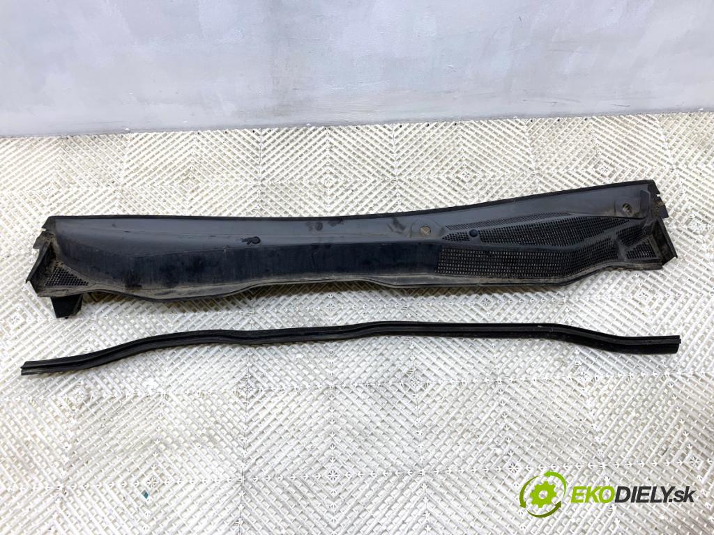 OPEL ASTRA H liftback 2004 66 kW 1.4 (L48) 1364 torpédo plast pod čelní okno  (Plast pod čelním sklem)