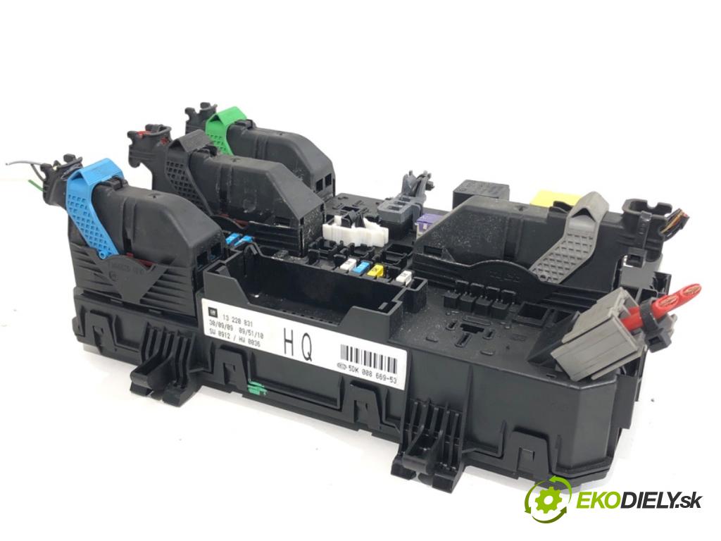 OPEL ZAFIRA B Nadwozie pełne/minivan 2006 88 kW 1.9 CDTI VAN (M75) 1910 modul BSI 13220831 (Pojistková skříňka)