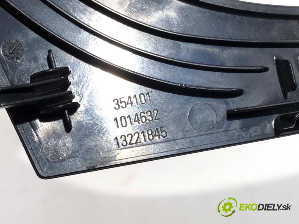OPEL INSIGNIA A Kombi 2011 118 kW 2.0 CDTI 4x4 (35) 1956 lišty kryt 13221845 13221835 (Lišta)