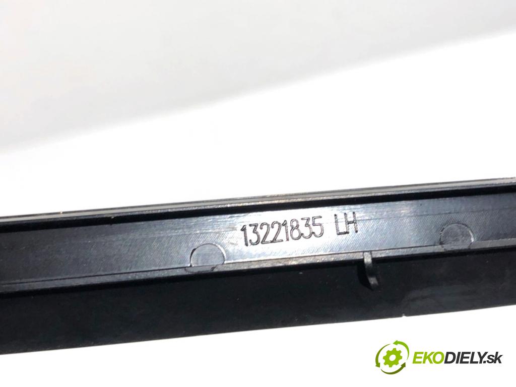 OPEL INSIGNIA A Kombi 2011 118 kW 2.0 CDTI 4x4 (35) 1956 lišty kryt 13221845 13221835 (Lišta)