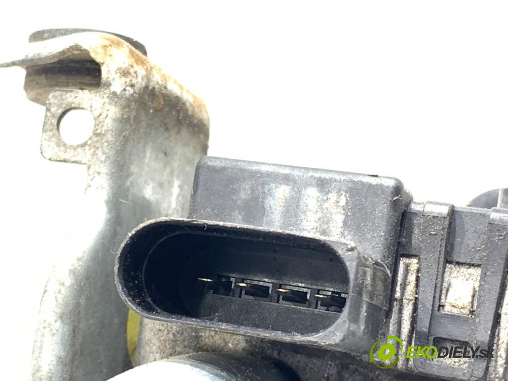 AUDI A4 B6 sedan 2001 132 kW 2.5 TDI quattro 2496 Mechanizmus stieračov predný 8E1955603D (Motorček stieračov predný)