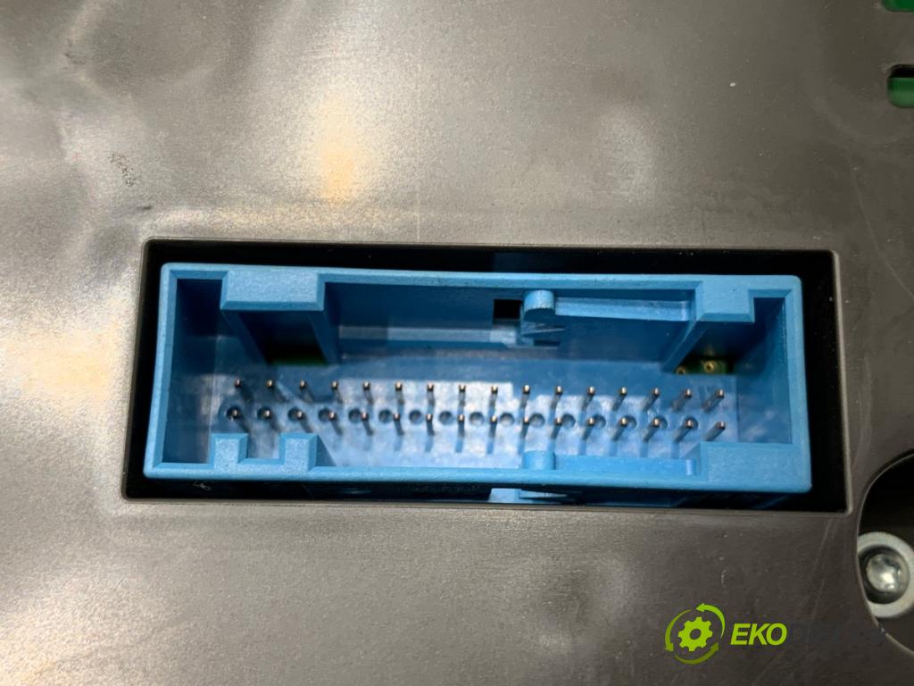 VW PASSAT B7 sedan 2014 103 kW 2.0 TDI 1968 Prístrojovka 3AA920871A (Prístrojová doska)