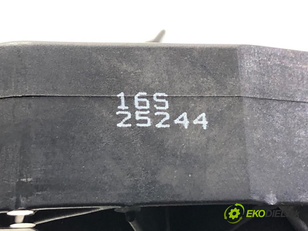 VW PASSAT B7 sedan 2014 103 kW 2.0 TDI 1968 klika vnejší levý zadní část 3C0837558J