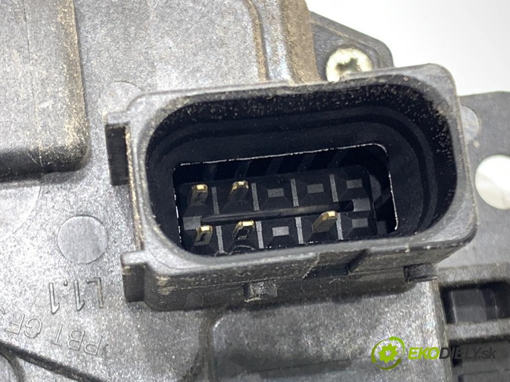OPEL ASTRA H liftback 2005 77 kW 1.6 (L48) 1598 zámok dveře levý přední část 13128111