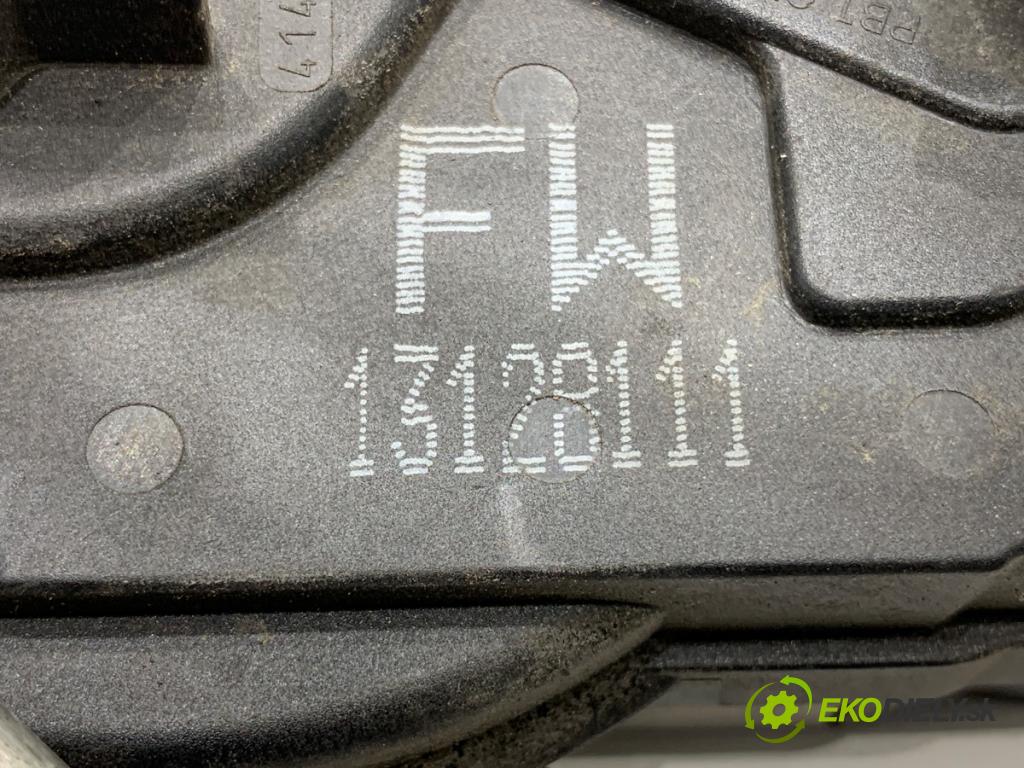 OPEL ASTRA H liftback 2005 77 kW 1.6 (L48) 1598 zámok dveře levý přední část 13128111