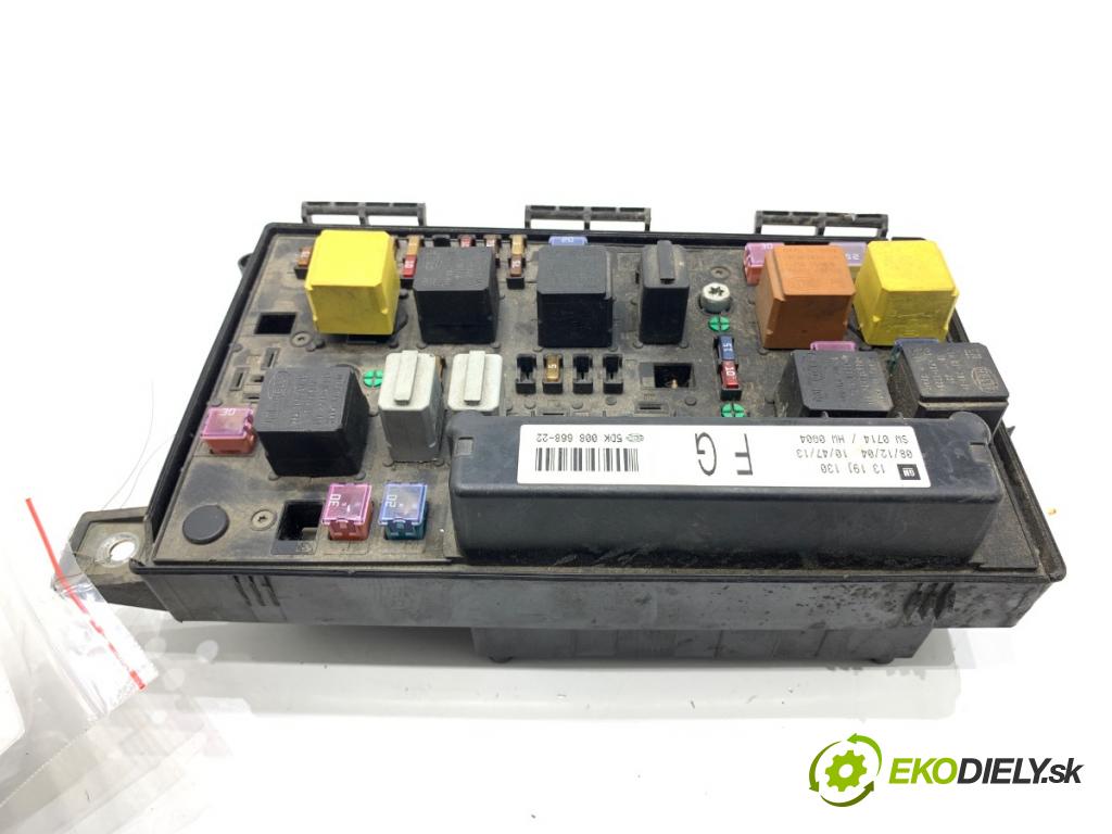 OPEL ASTRA H liftback 2005 77 kW 1.6 (L48) 1598 modul BSI 13191130 (Pojistková skříňka)