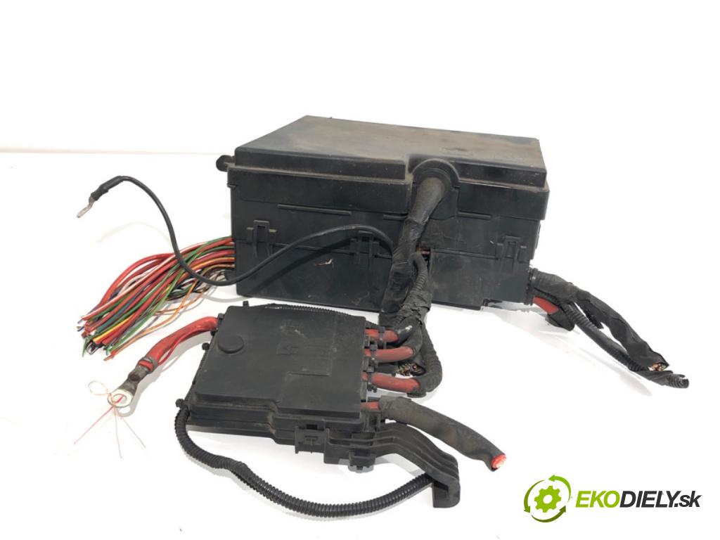 VOLVO V50 Kombi 2010 80 kW 1.6 D 1560 skříňka poistková 8688040 (Pojistková skříňka)