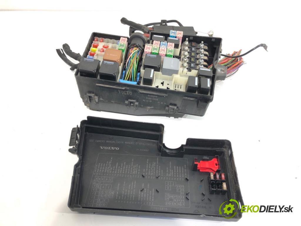 VOLVO V50 Kombi 2010 80 kW 1.6 D 1560 skříňka poistková 8688040 (Pojistková skříňka)