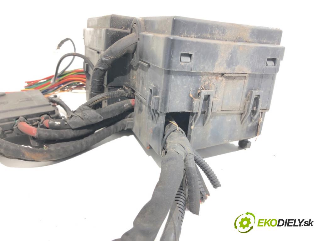 VOLVO V50 Kombi 2010 80 kW 1.6 D 1560 skříňka poistková 8688040 (Pojistková skříňka)