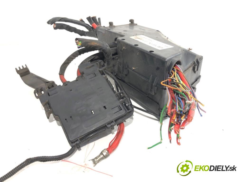 VOLVO V50 Kombi 2010 80 kW 1.6 D 1560 skříňka poistková 8688040 (Pojistková skříňka)