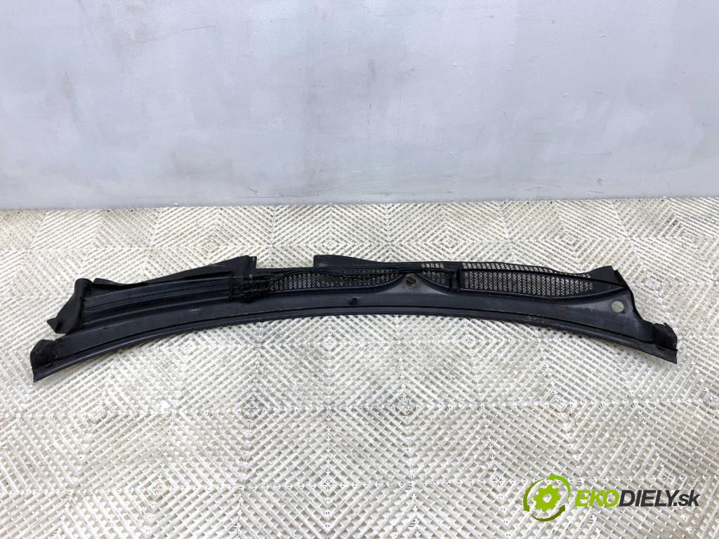 AUDI A3 8L liftback 2000 110 kW 1.8 T 1781 torpédo plast pod čelní okno 8L1819415B (Plast pod čelním sklem)