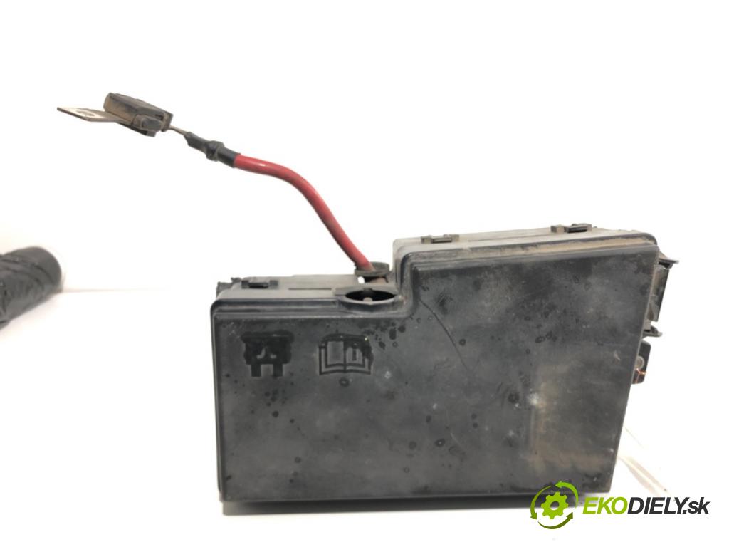 VOLVO V50 Kombi 2004 100 kW 2.0 D 1998 skříňka poistková 318789120 (Pojistková skříňka)