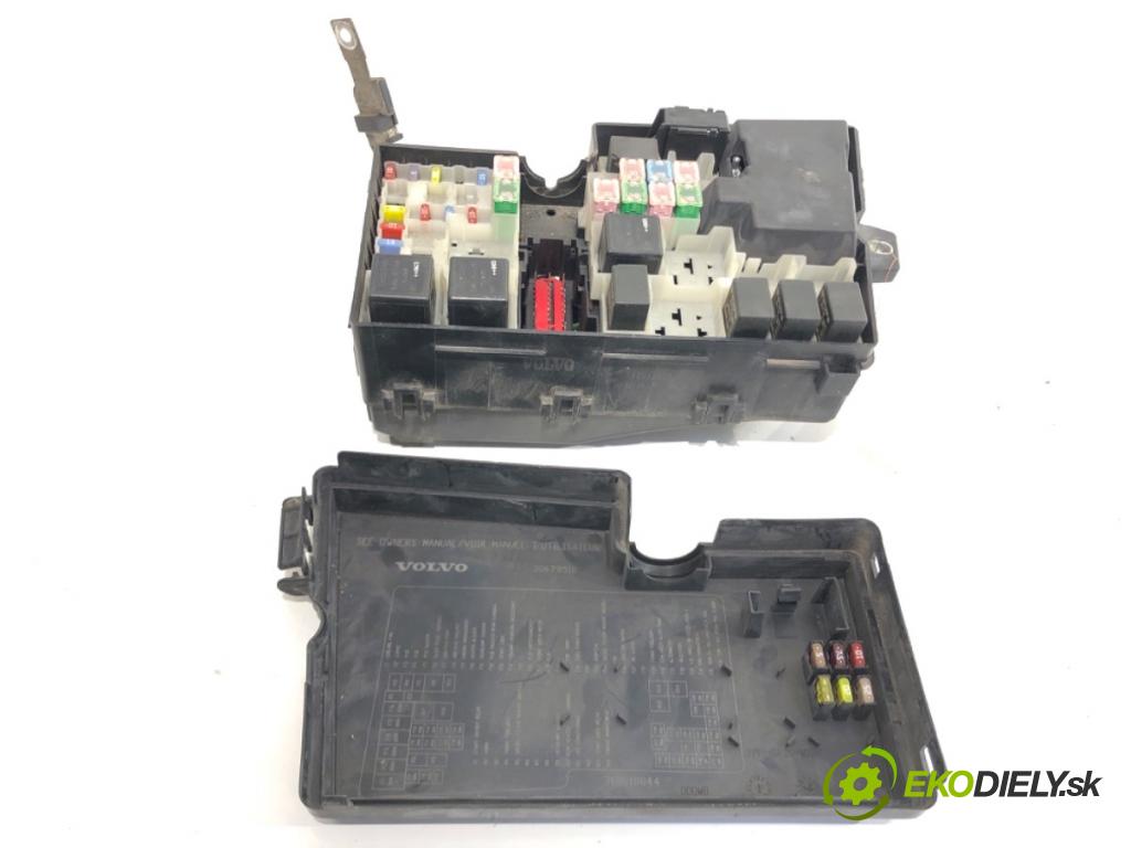 VOLVO V50 Kombi 2004 100 kW 2.0 D 1998 skříňka poistková 318789120 (Pojistková skříňka)