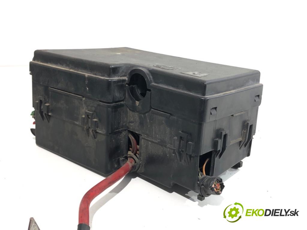 VOLVO V50 Kombi 2004 100 kW 2.0 D 1998 skříňka poistková 318789120 (Pojistková skříňka)