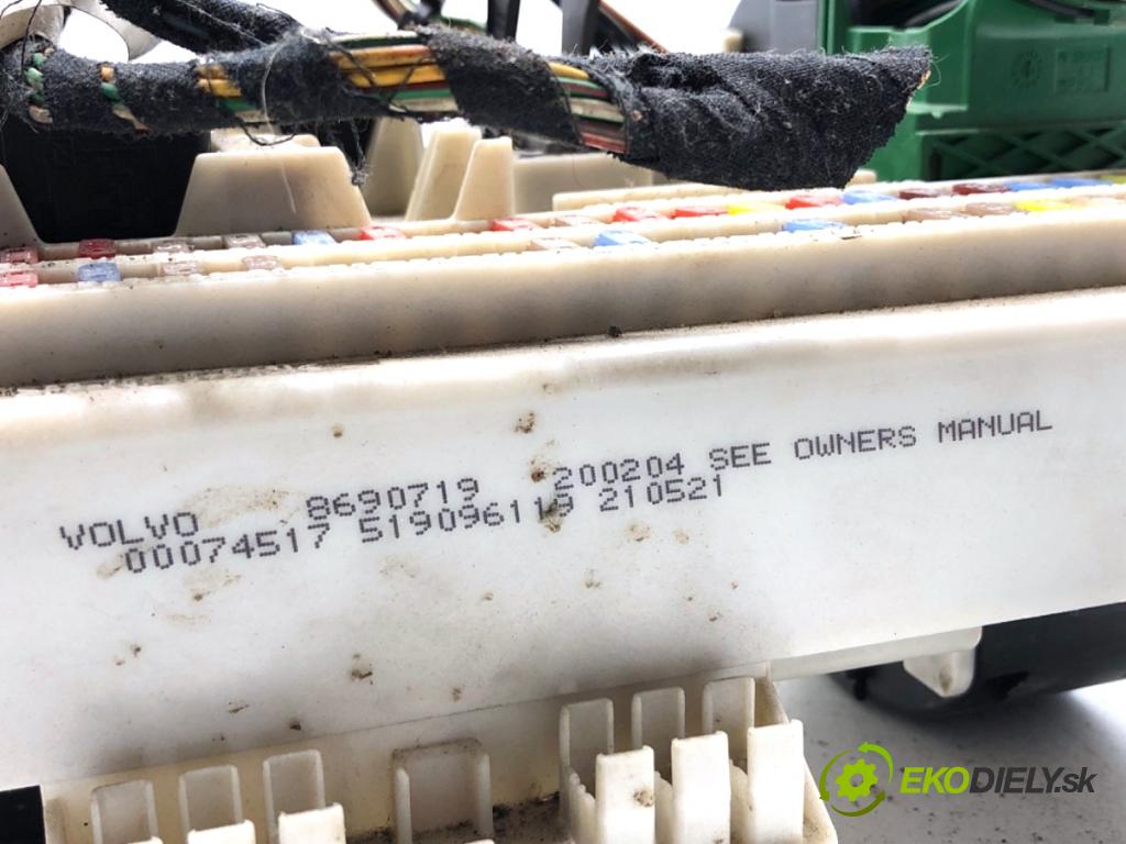 VOLVO V50 Kombi 2004 100 kW 2.0 D 1998 modul BSI 8690719 (Pojistková skříňka)