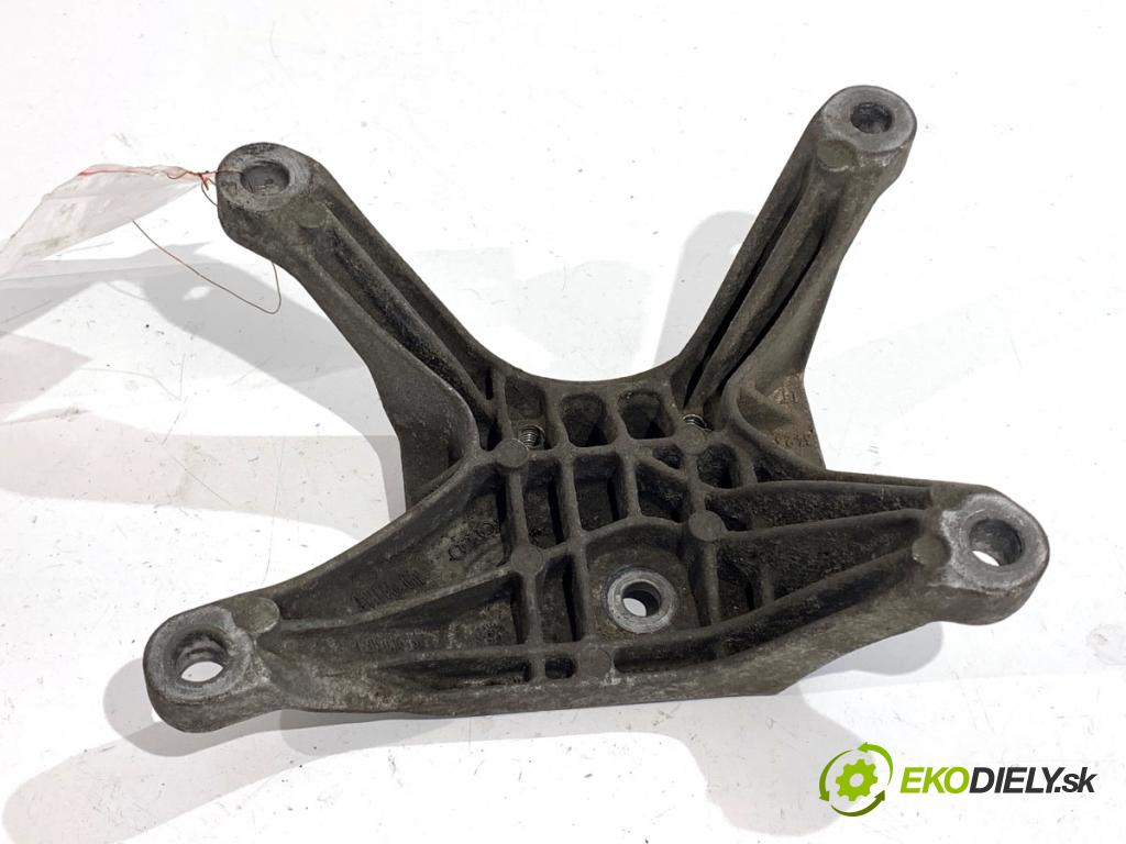 AUDI A4 B9 Kombi 2016 110 kW 2.0 TDI 1968 držák převodovky 8W0399118C