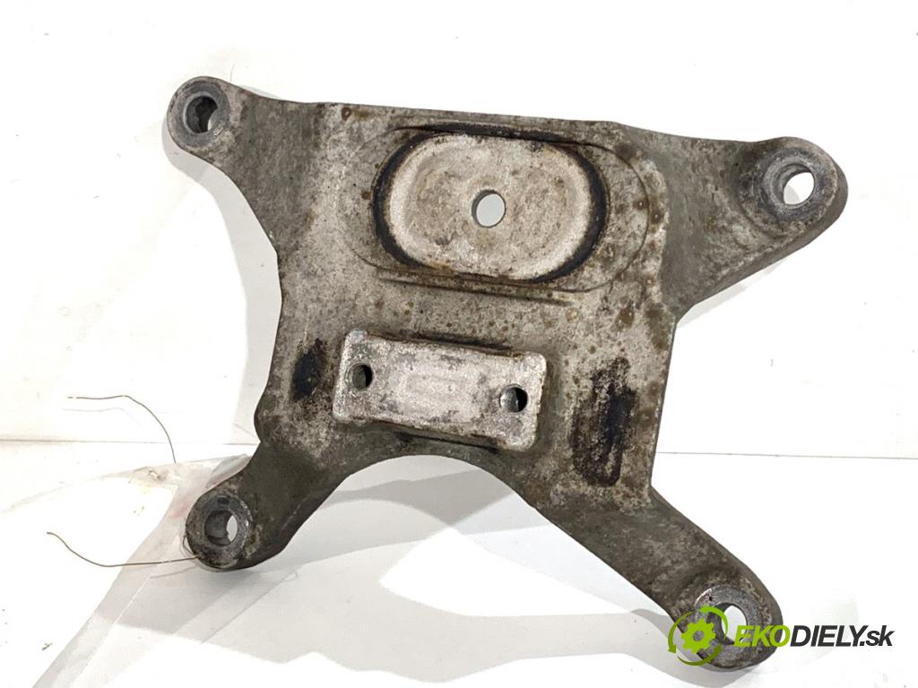 AUDI A4 B9 Kombi 2016 110 kW 2.0 TDI 1968 držák převodovky 8W0399118C