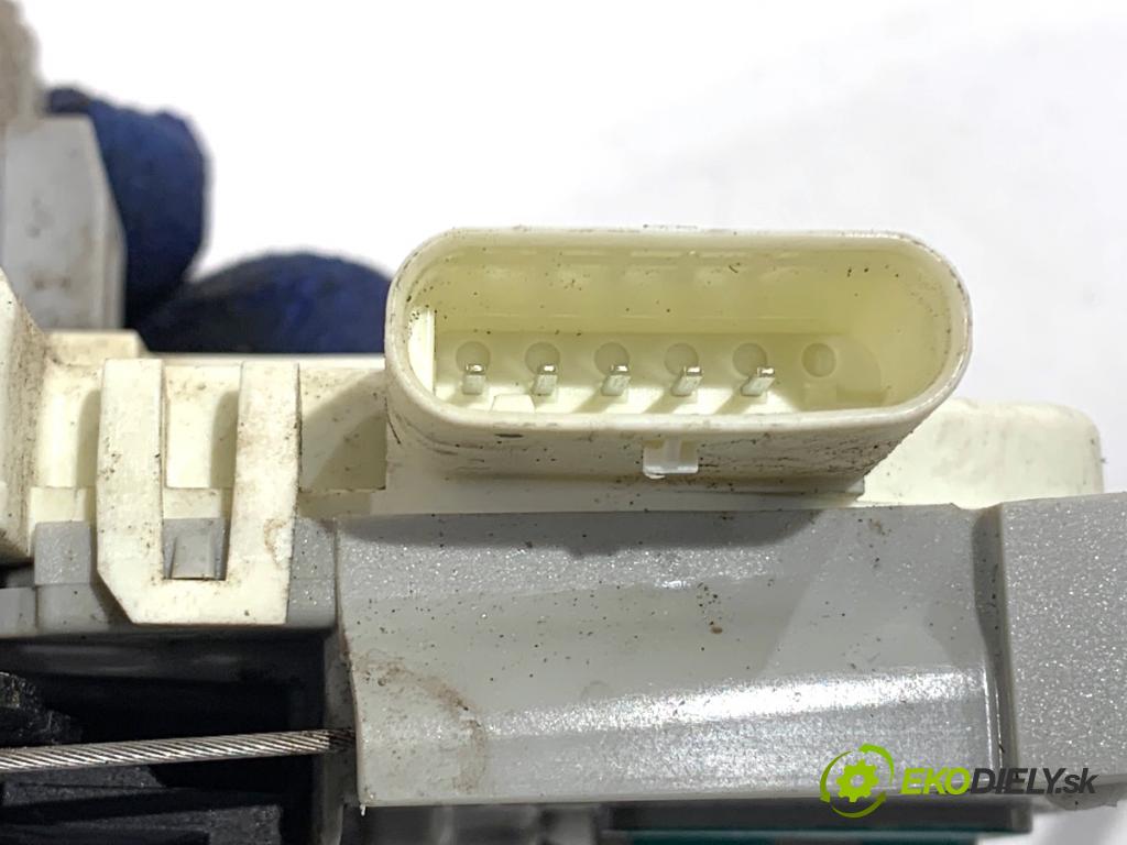 AUDI A4 B9 Kombi 2016 110 kW 2.0 TDI 1968 zámok dveře pravý přední část 8X1837016C