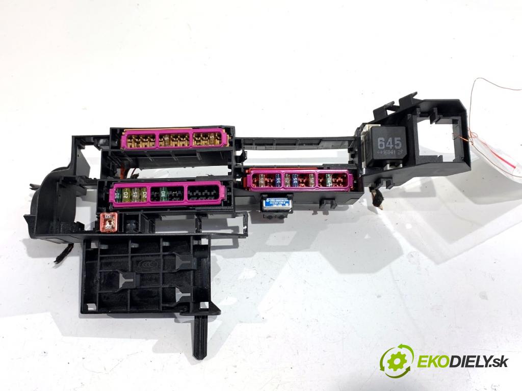 AUDI A4 B9 Kombi 2016 110 kW 2.0 TDI 1968 Skrinka poistková 8W0971845AH (Poistková skrinka)