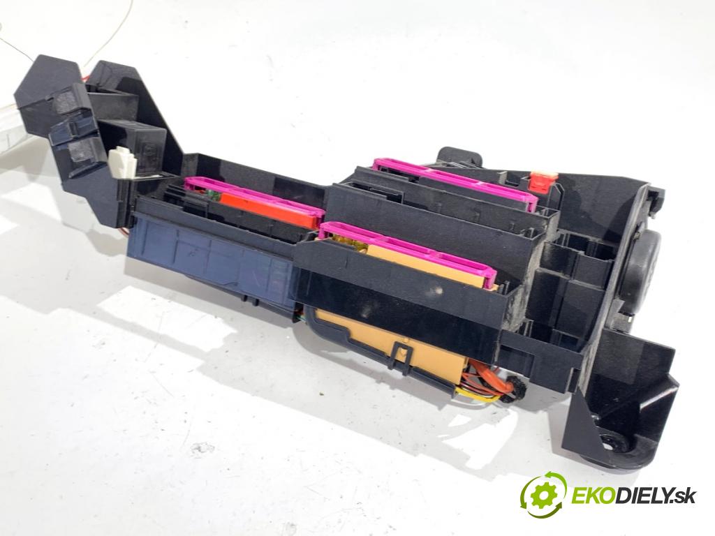 AUDI A4 B9 Kombi 2016 110 kW 2.0 TDI 1968 Skrinka poistková 8W0971845AH (Poistková skrinka)